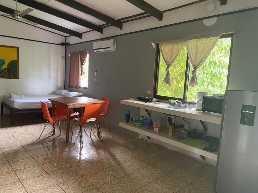 Be My Guest Cabinas Puerto Viejo de Talamanca Exterior photo