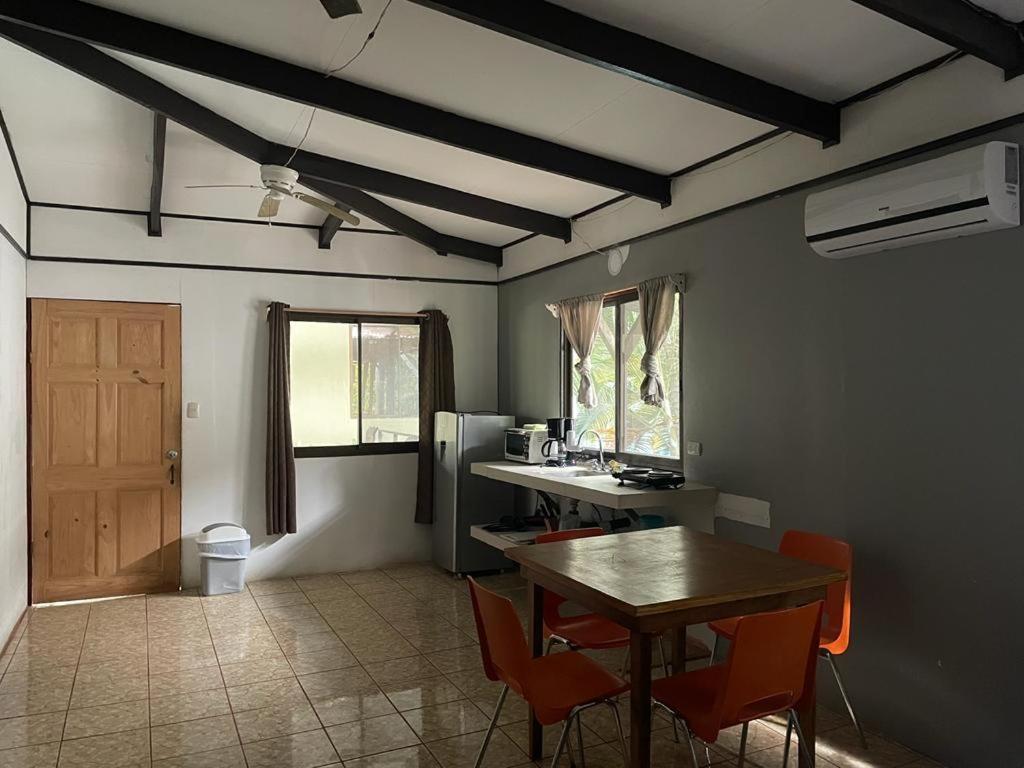 Be My Guest Cabinas Puerto Viejo de Talamanca Exterior photo