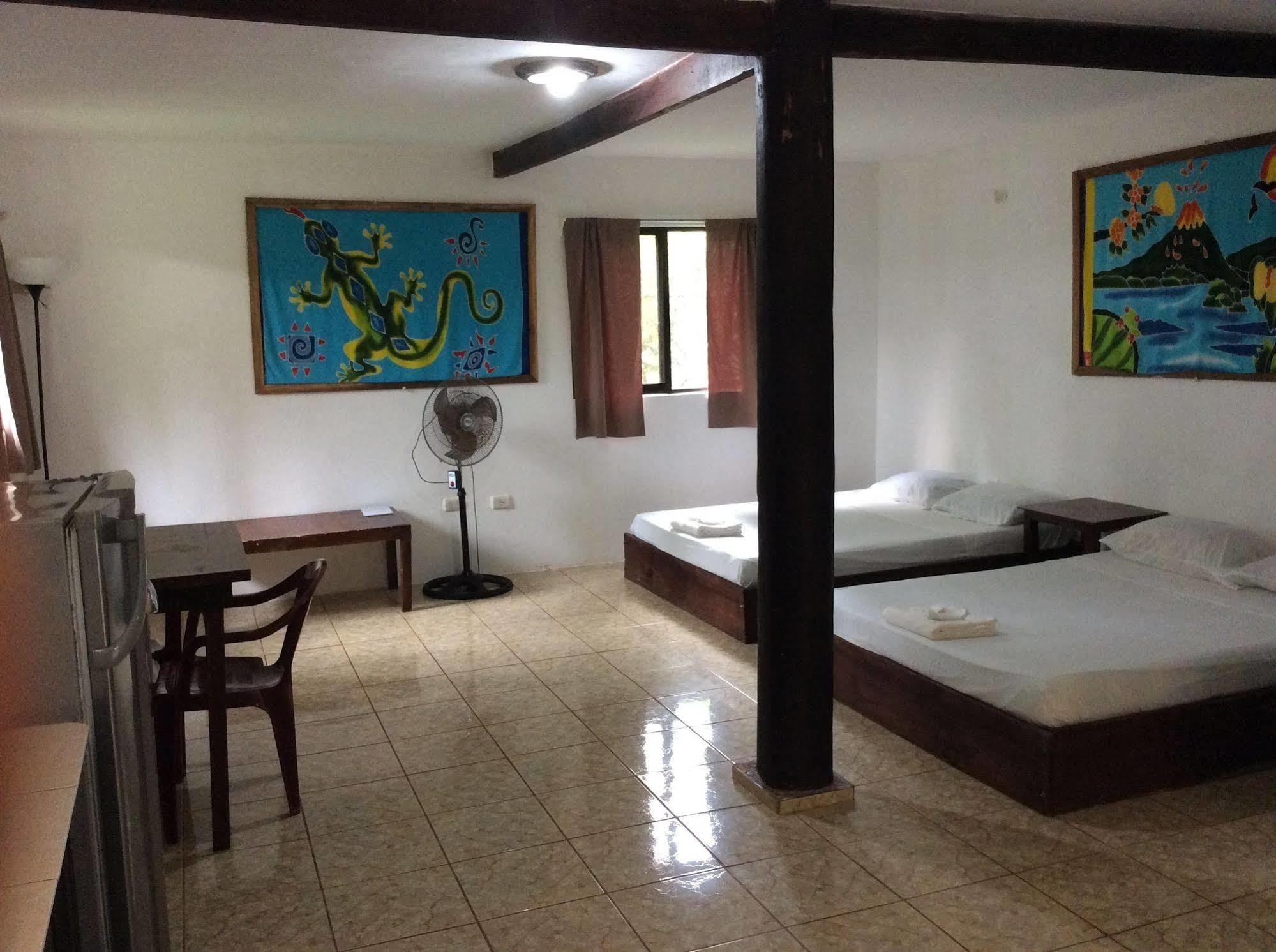 Be My Guest Cabinas Puerto Viejo de Talamanca Exterior photo